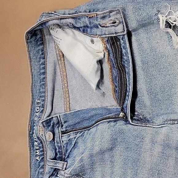 American Eagle Size 2 Med-Light Wash Low Rise Baggy Jeans, Distressed/Destroyed - Picture 13 of 15